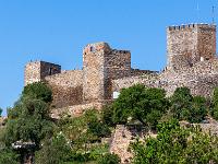 Teleblick zu drei Wehrtürmen der Burganlage Monsaraz